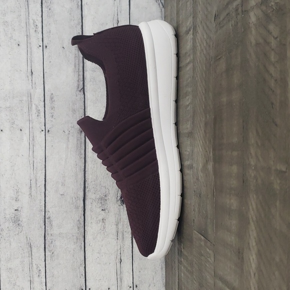 Clarks-Cloudsteppers Ezera Walk Slip-On Sneaker Burgundy Knit Size 9M - Picture 4 of 8